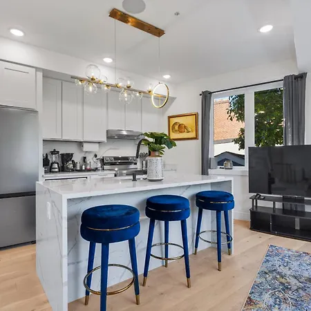 Modern 5-Bedroom Apartment With Rooftop & Garden In Capitol Hill